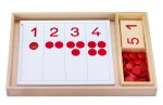 Cyfry i Czerwone Żetony Z Tacą I Kartami Pracy Montessori