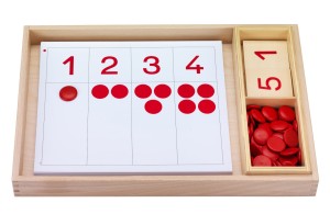Cyfry i Czerwone Żetony Z Tacą I Kartami Pracy Montessori